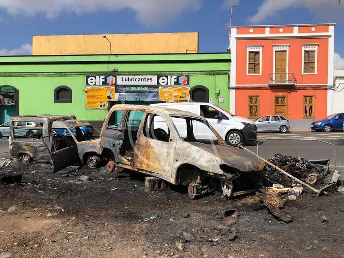 Dos de los vehículos afectados por el incendio (Foto TA)